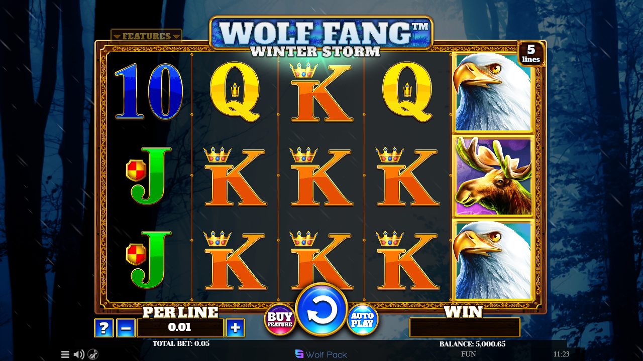 Meine erste Runde bei 0,05 Gesamteinsatz: hohe Kartensymbole und rechts der Adler-und-Elch-Stapel vor dem eiskalten Nachtwald.: Wolf Fang Winter Storm