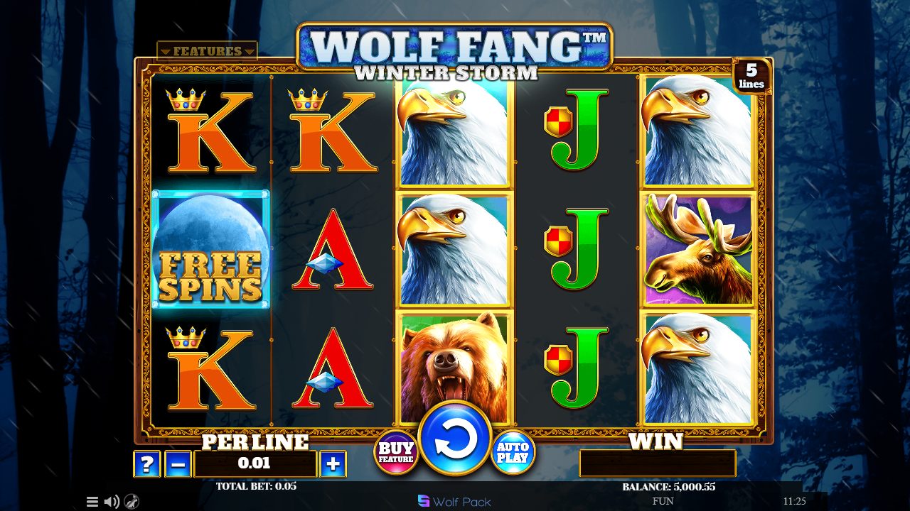 Das blaue FREE-SPINS-Mond-Scatter landet auf der linken Walze — der Auslöser für die Freirunden, umringt von Adlern und einem Bären.: Wolf Fang Winter Storm