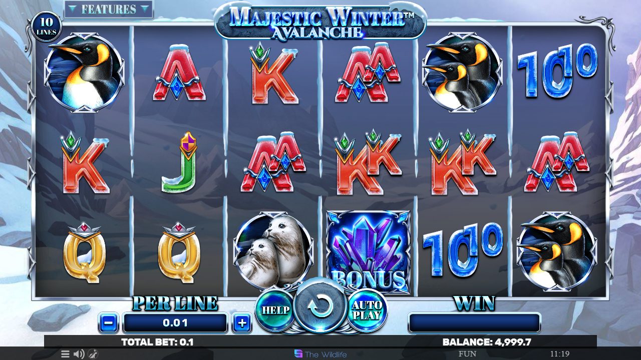 Meine Ausgangsrunde bei 0,10 Gesamteinsatz: Pinguine, ein Robbenpaar, eisige Kartensymbole, das blaue Münzsymbol „100" und rechts unten das violette BONUS-Kristall.: Majestic Winter - Avalanche