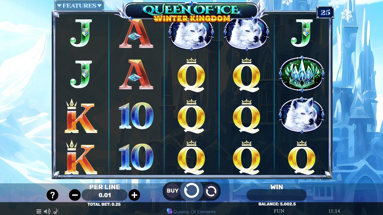 Meine Ausgangsrunde bei 0,25 Gesamteinsatz: ein weißer Wolf und die türkis funkelnde Kristallkrone stehen zwischen kalten Kartensymbolen, während rechts der gläserne Eispalast aufragt.: Queen Of Ice - Winter Kingdom
