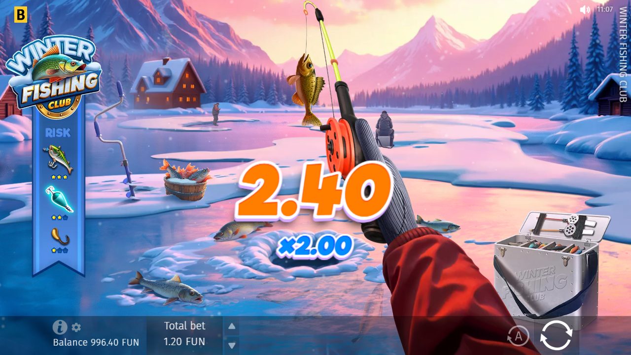 Der Biss: ein Fisch an der Angel, über dem Eisloch die 2,40 mit ×2,00-Multiplikator — mein bester Fang der Runde bei 1,20 Einsatz.: Winter Fishing Club